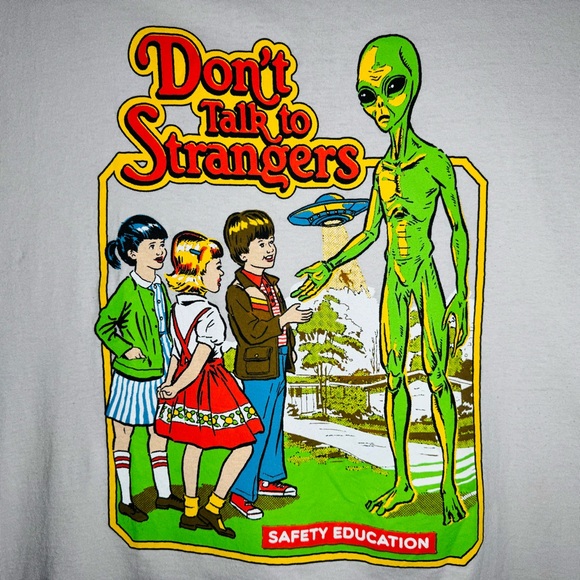 Don't Talk to Strangers Alien T-Shirt By Steven Rhodes Size 2XL Beige - Picture 7 of 9
